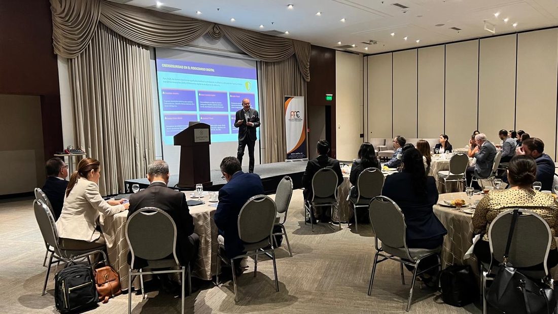 Nuestro CEO exponiendo ante los asistentes en el salón del evento