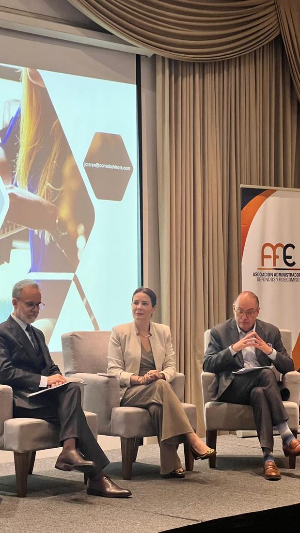 Nuestro CEO en el panel conversatorio junto a otros dos panelistas