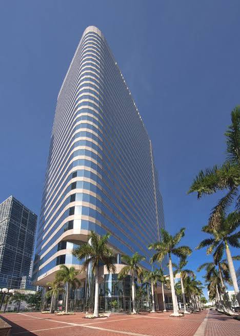 Torre de oficinas en Brickell Avenue vista desde la plaza con palmeras