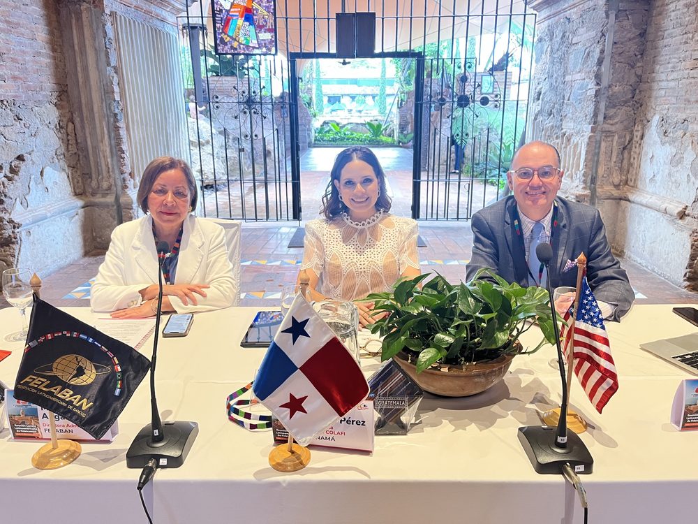 Nuestro CEO en la mesa del panel junto a dos participantes, con banderas de Panamá, FELABAN y Estados Unidos