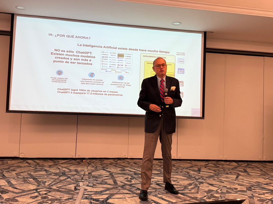 Nuestro CEO exponiendo sobre inteligencia artificial frente a una diapositiva en el evento